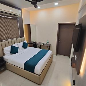 Hotel Triton Sion - Near Us Embassy - Hotel Near Bkc